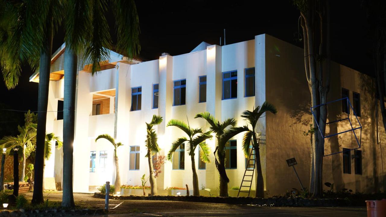Super White Hotel Taitung Luaran gambar