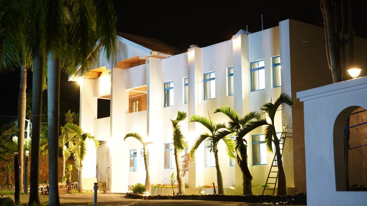 Super White Hotel Taitung Luaran gambar